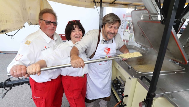 RK-Präsident Krischka, Gabi Nabinger von der Neusiedler Tafel und Koch Csencsits bei der ...