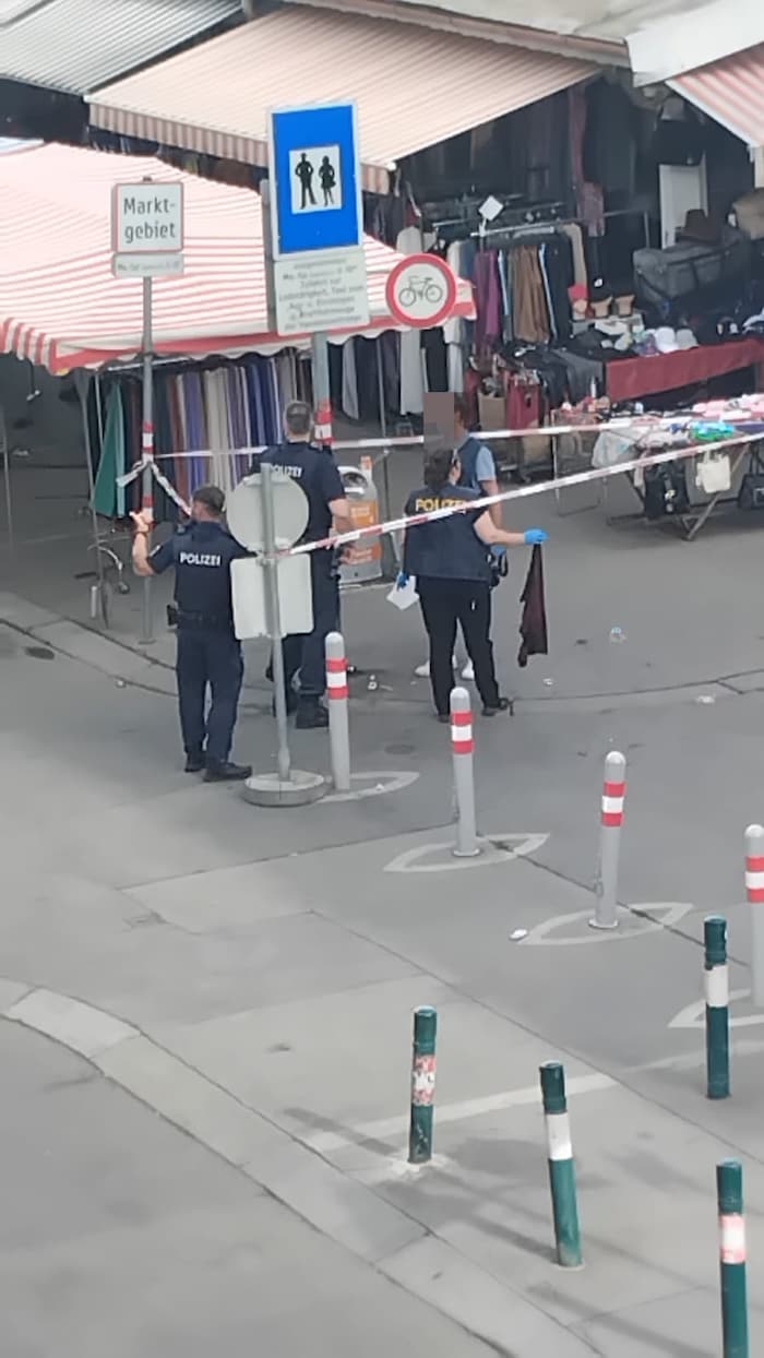 Einsatzkräfte sichern den Viktor-Adler-Platz nach einer blutigen Auseinandersetzung mit mehreren ...