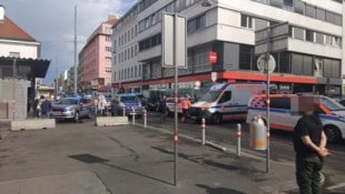 Polizeieinsatz am Viktor-Adler-Platz in Wien-Favoriten nach einer brutalen Messerattacke. Zwei ...