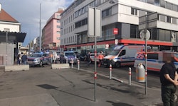 Polizeieinsatz am Viktor-Adler-Platz in Wien-Favoriten nach einer brutalen Messerattacke. Zwei ...