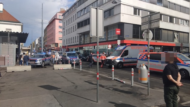 Polizeieinsatz am Viktor-Adler-Platz in Wien-Favoriten nach einer brutalen Messerattacke. Zwei ...