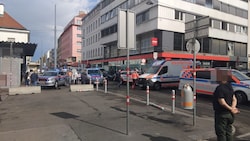 Polizeieinsatz am Viktor-Adler-Platz in Wien-Favoriten nach einer brutalen Messerattacke. Zwei ...