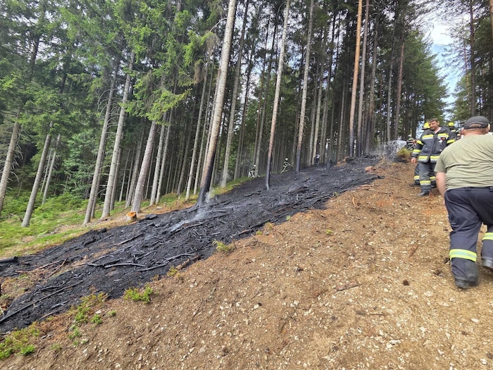 Die Einsatzkräfte bekämpfen die Glutnester.