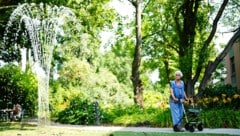 Nicht nur in Außenbereichen wird bei Altenheimen der Hitzeschutz aufgerüstet.