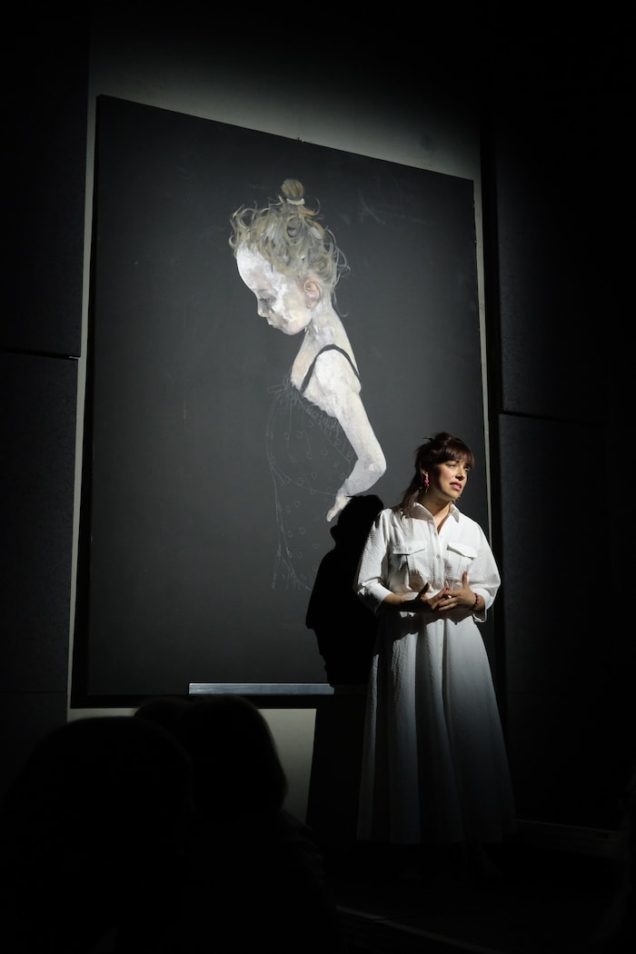 Jula Zangger vor einem Werk von Isabella Müller-Fuchs