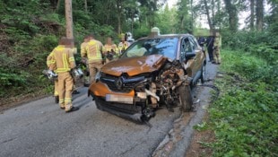 Auf der Volderwaldstraße krachte es. Drei Personen wurden verletzt, an den Autos entstand ...