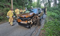 Auf der Volderwaldstraße krachte es. Drei Personen wurden verletzt, an den Autos entstand ...