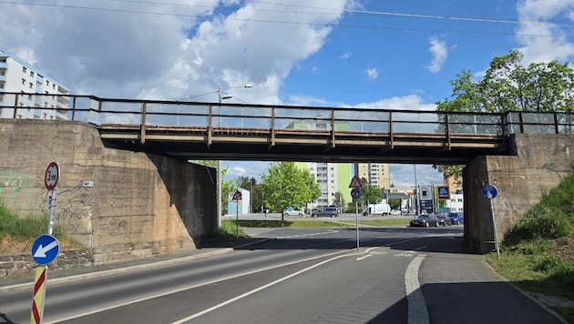 Die Eisenbahnbrücke in der Triesterstraße gehört saniert.