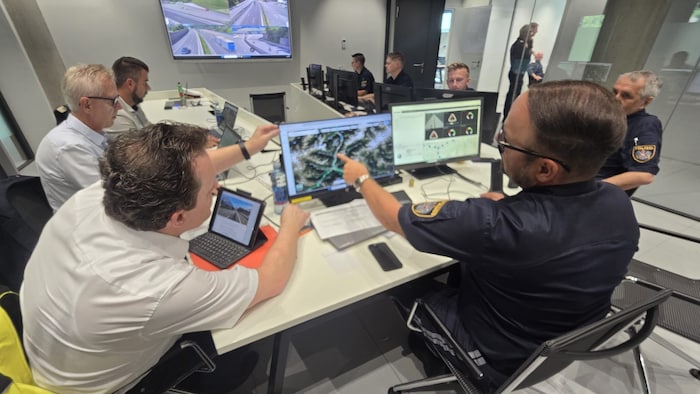 Verkehrslandesrat Zumtobel (vorne, links) in der Polizeieinsatzleitung in Innsbruck.