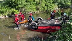 Jeder Handgriff sitzt: Feuerwehr und Wasserrettung sind eingespielt und arbeiten präzise, ...