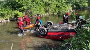 Jeder Handgriff sitzt: Feuerwehr und Wasserrettung sind eingespielt und arbeiten präzise, ...