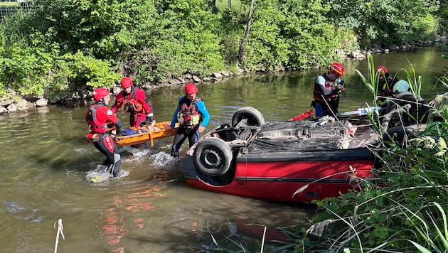 Jeder Handgriff sitzt: Feuerwehr und Wasserrettung sind eingespielt und arbeiten präzise, ...