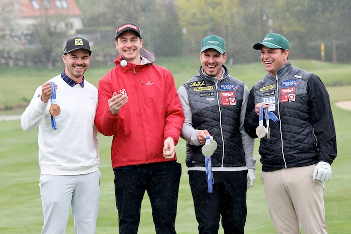 Mit Thomas Steu (2.v.r., im Bild mit den Snowboardcrossern Jacky Dusek und Alessandro Hämmerle) ...