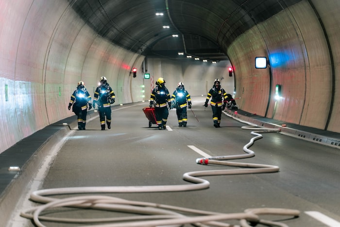 Absicherung der „Einsatzstelle“ durch die Feuerwehr im Ehrentalerbergtunnel.
