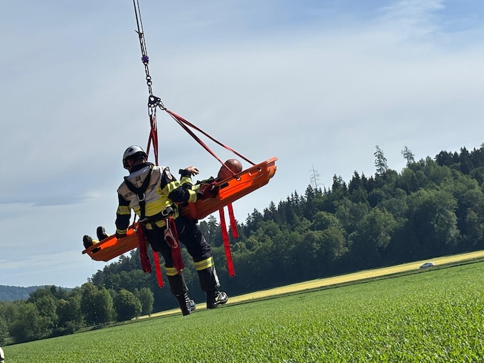 Mit Kran und Schleifkorbtrage wurden Personen aus dem Fluss geborgen. Die Übungsszenarien waren ...