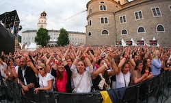 Insgesamt 25.000 Fans feierten zwei Abende lang ein friedliches und ausgelassenes Musikfest.