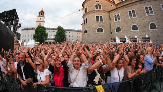 Insgesamt 25.000 Fans feierten zwei Abende lang ein friedliches und ausgelassenes Musikfest.