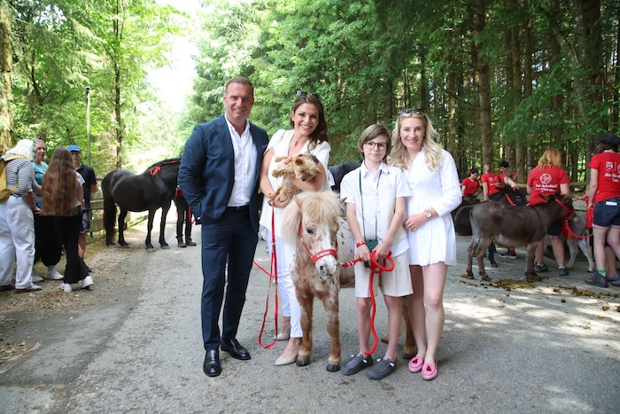 Dieter Ehrengruber mit Frau Gaby, Sohn Janik und Tochter Laura sowie Hündin Cindy und Pony ...