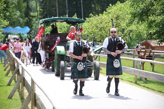 Mit einer großen Tierparade durchs Aiderbichl-Areal begann der Jubiläumstag.