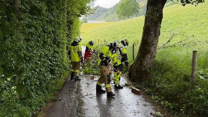 Die Feuerwehr bei den Aufräumarbeiten.