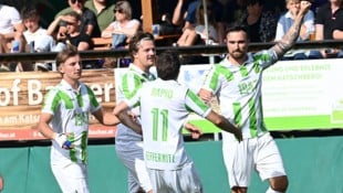 Feffernitz-Kapitän Fabio Erlacher (re.) und Co. bejubeln den Aufstieg in die 1. Klasse.