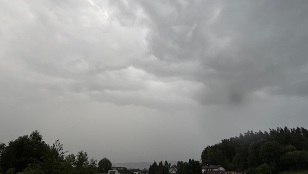 Dichte Wolken und anhaltender Regen prägen am Sonntagabend das Bild vor dem Fenster.
