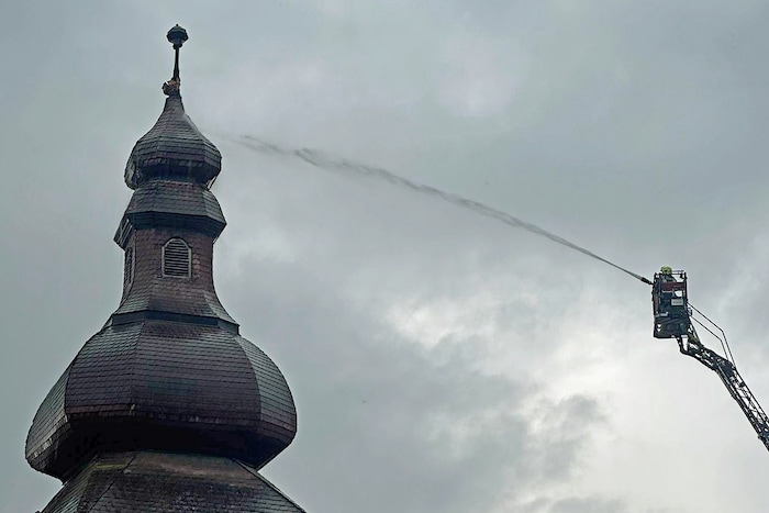 Höheneinsatz für die Feuerwehren in Dobersberg, wo ein Blitz in das Schloss einschlug.