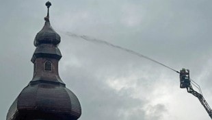 Höheneinsatz für die Feuerwehren in Dobersberg, wo ein Blitz in das Schloss einschlug. 