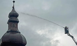 Höheneinsatz für die Feuerwehren in Dobersberg, wo ein Blitz in das Schloss einschlug. 