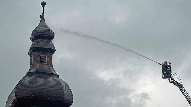 Höheneinsatz für die Feuerwehren in Dobersberg, wo ein Blitz in das Schloss einschlug.