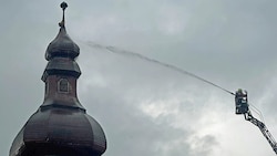 Höheneinsatz für die Feuerwehren in Dobersberg, wo ein Blitz in das Schloss einschlug. 