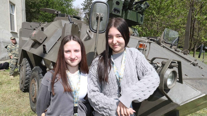 Julia und Lara, beide 17 Jahre alt, zeigen sich vom Heer begeistert.