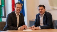ÖVP-Parteikollegen an einem Tisch: Karlheinz Kornhäusl und Christoph Zarits.
