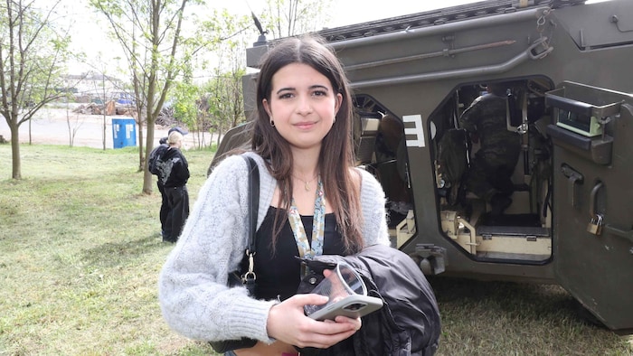 Karoline (16) nimmt die gesamte Ausrüstung des Heeres genau unter die Lupe.