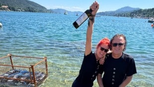 300 Weinflaschen versenkte das Winzer-Duo Gabriele Sudy und Walter Unterweger in der Veldener ...