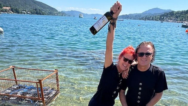 300 Weinflaschen versenkte das Winzer-Duo Gabriele Sudy und Walter Unterweger in der Veldener ...