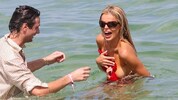 Brooks Nader musste bei einem Shooting im Meer mit ihrem Kleid kämpfen.