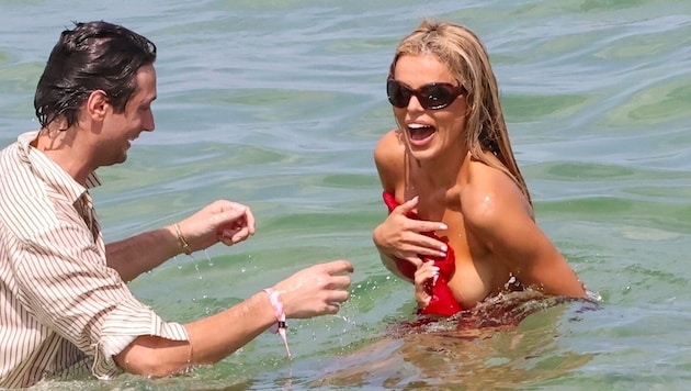 Brooks Nader musste bei einem Shooting im Meer mit ihrem Kleid kämpfen.