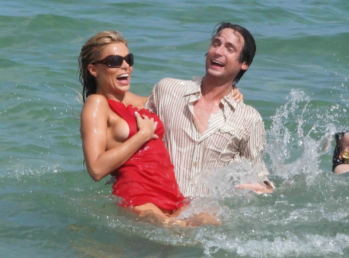 Doch beim Planschen im Meer riss plötzlich der Träger von Naders Dress.