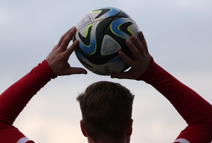 Allzu lange dürfen sich Spieler beim Einwurf nicht Zeit lassen.