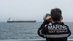 Die französische Marine hat im Atlantik einen Öltanker festgesetzt.