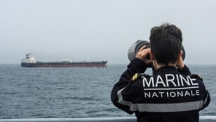 Die französische Marine hat im Atlantik einen Öltanker festgesetzt.