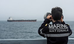 Die französische Marine hat im Atlantik einen Öltanker festgesetzt.