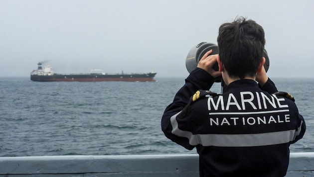 Die französische Marine hat im Atlantik einen Öltanker festgesetzt.