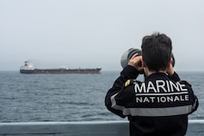 Die französische Marine hat im Atlantik einen Öltanker festgesetzt.