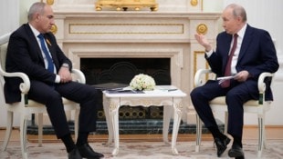 Das Verhältnis zwischen Armeniens Premier Nikol Paschinjan (li.) und Russlands Machthaber ...