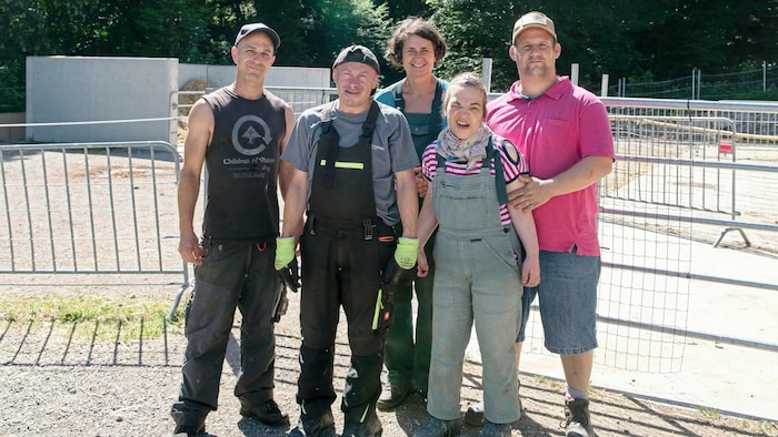 Roman (li.) und Michaela (mi.) mit drei ihrer Klienten am Wert:volles:schaffen Hof. Markus (2ter ...