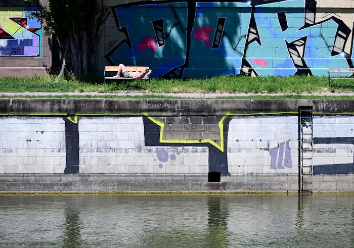 In Wien wurde das Schwimmen im Donaukanal bis in die Mitte des letzten Jahrhunderts von weiten ...