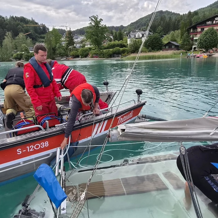 Mittels Pumpen musste das Wasser entfernt werden.