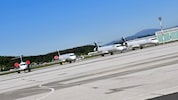 Die sechs Bombardier CRJ-900 stehen in Klagenfurt und werden anscheinend gewartet. Arbeiter ...